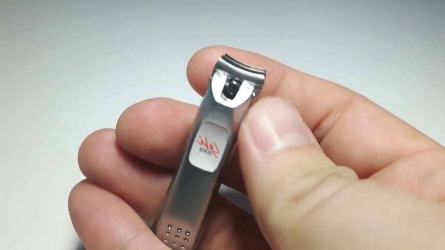 fingernail clippers 